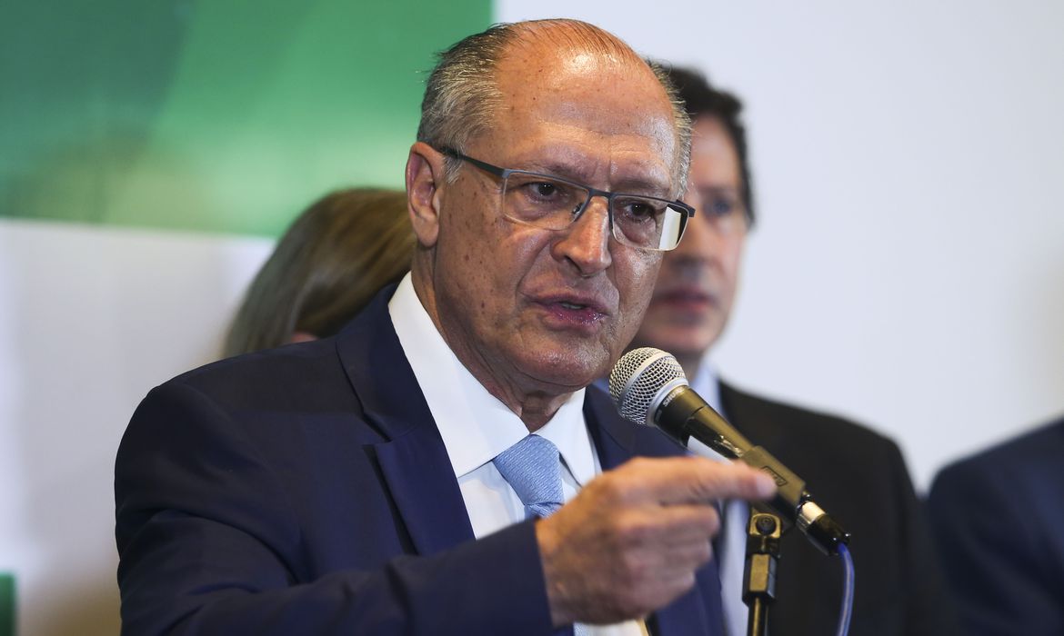 Debate sobre Bolsa Família e o teto fica para depois, diz Alckmin: "Emergência é o Orçamento"
